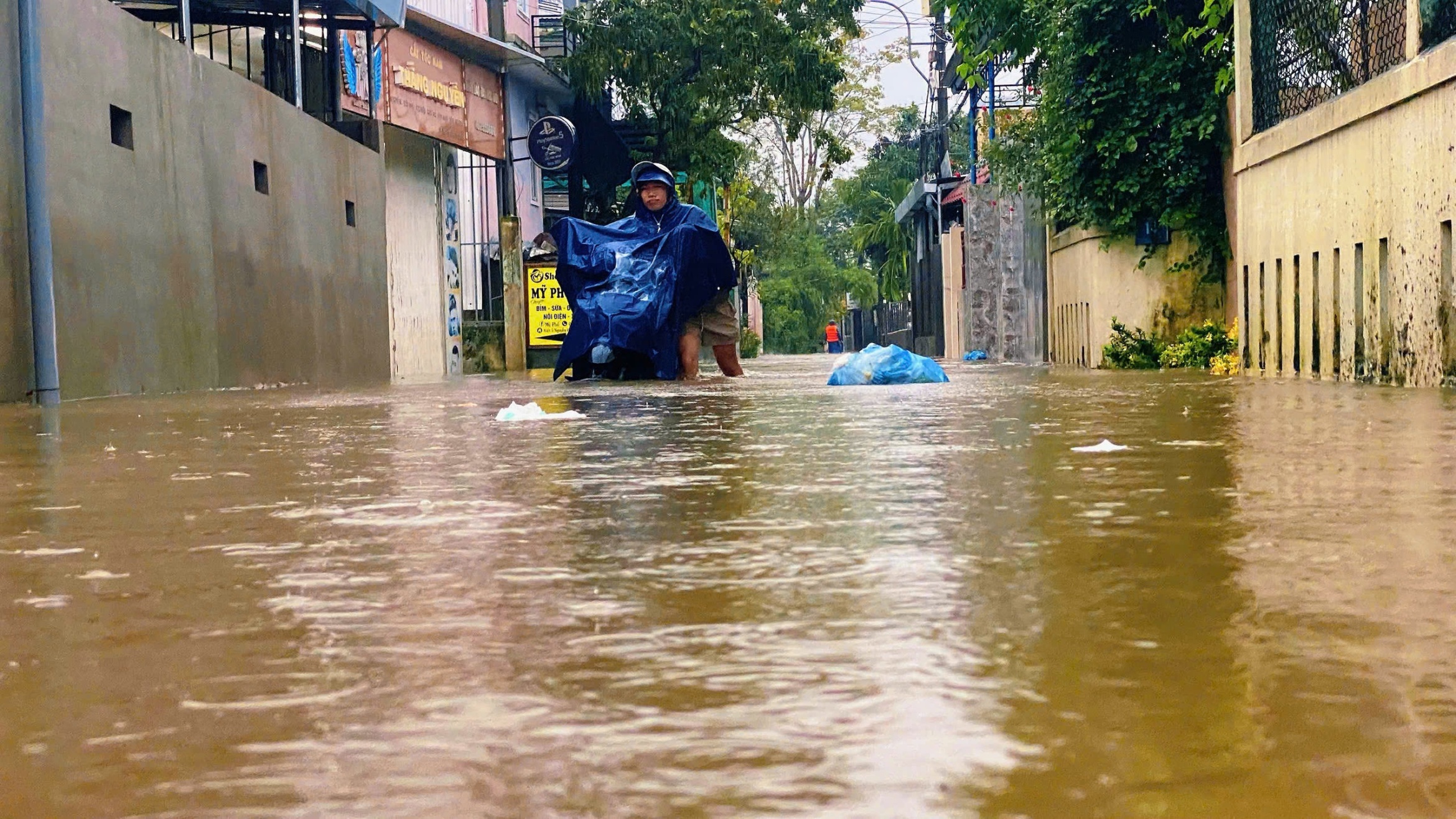 顺化市因大雨于10月27日全市学生停课